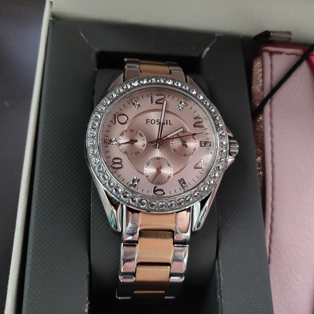 🌸 Fossil Rose Gold and Silver Riley Watch Set - Picture 7 of 8